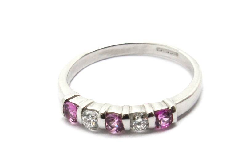9 Karat Weißgold Eternity Ring Mit 20Pt Diamant 30Pt Pink Saphir von UniqueJewelsLtd