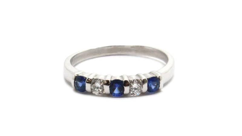 9 Karat Weißgold Eternity Ring Mit 20Pt Diamant 30Pts Blauer Saphir von UniqueJewelsLtd