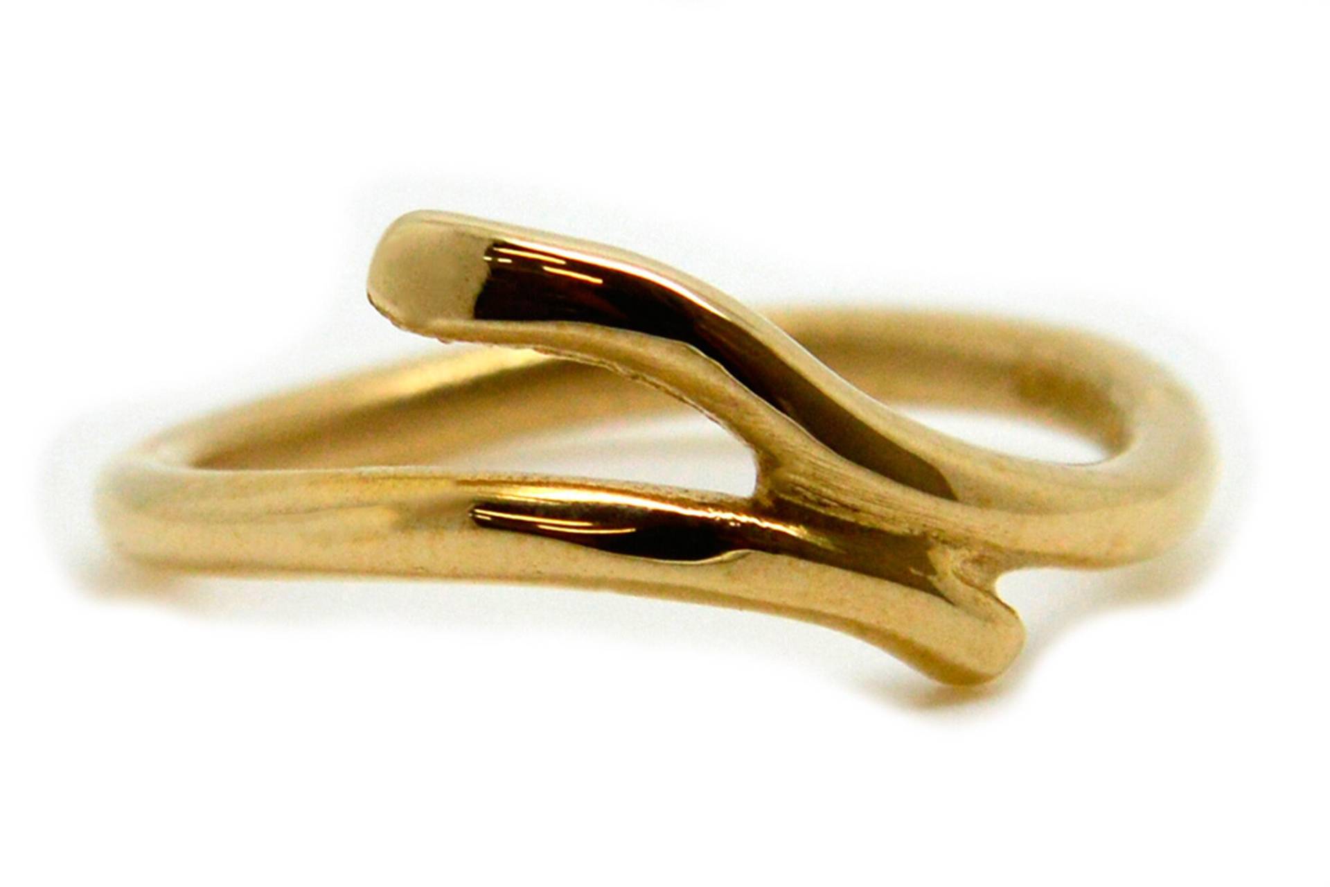 Handgefertigter Drehring Aus 9 Karat Gold von UniqueJewelsLtd