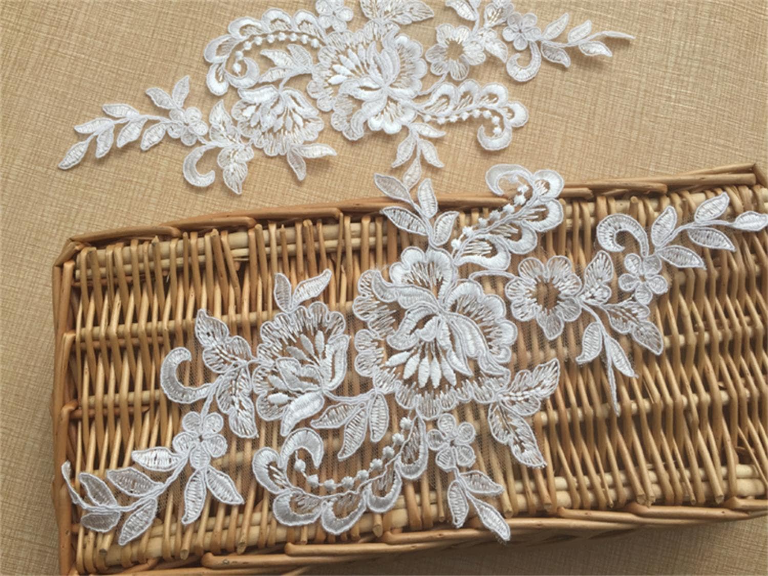 Weiße Braut Applikation, Alencon Lace Applikationentzug Kleid von UniqueLaceShop