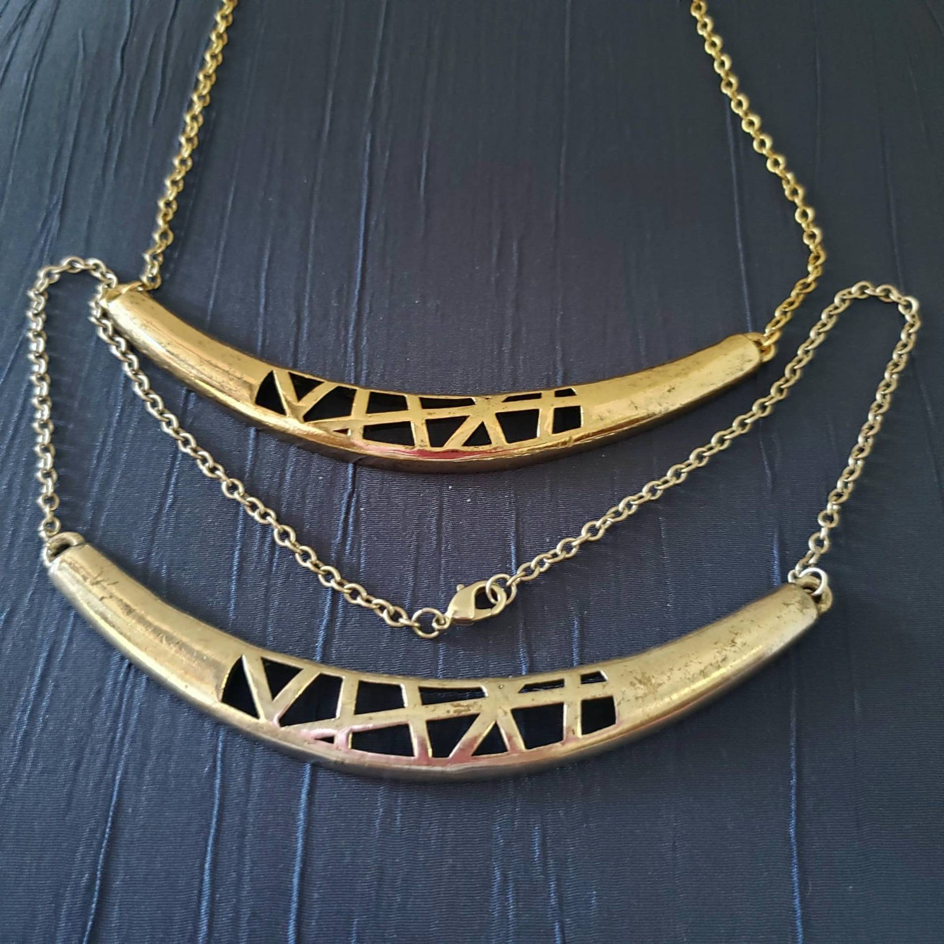 Low Luv Von Erin Wasson Artdeco Halskette. Silberfarbene Goldfarbene Low-Luv-Lätzchen-Halskette. Moderne Low Luv Wählen Sie Eine Aus von UniqueRainbowGift