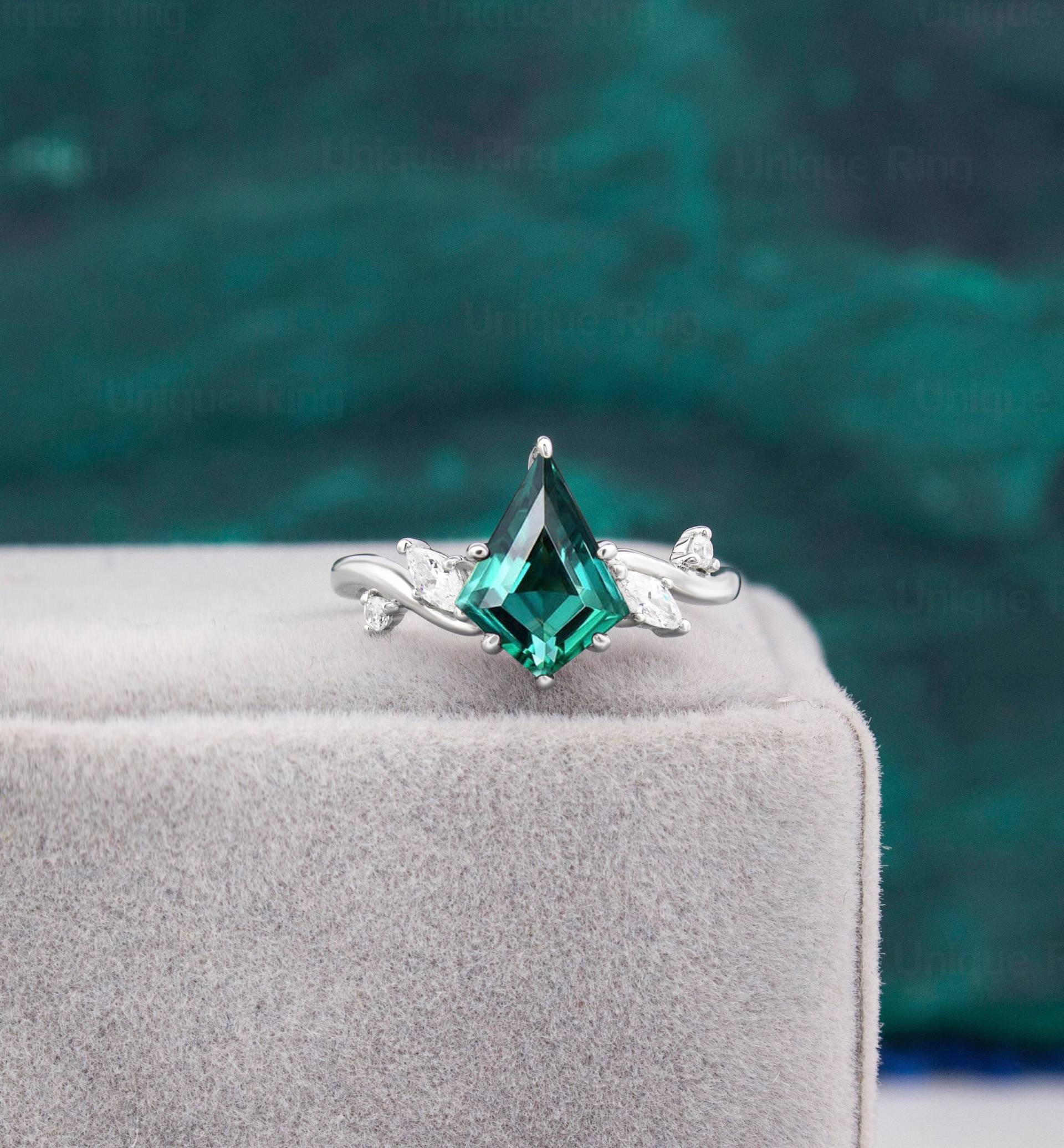 Drachen Verlobungsring - Mit Smaragdschliff, Versprechensring Smaragd, Smaragd Ehering, Marquise Moissanite Ring von UniqueRingStudio