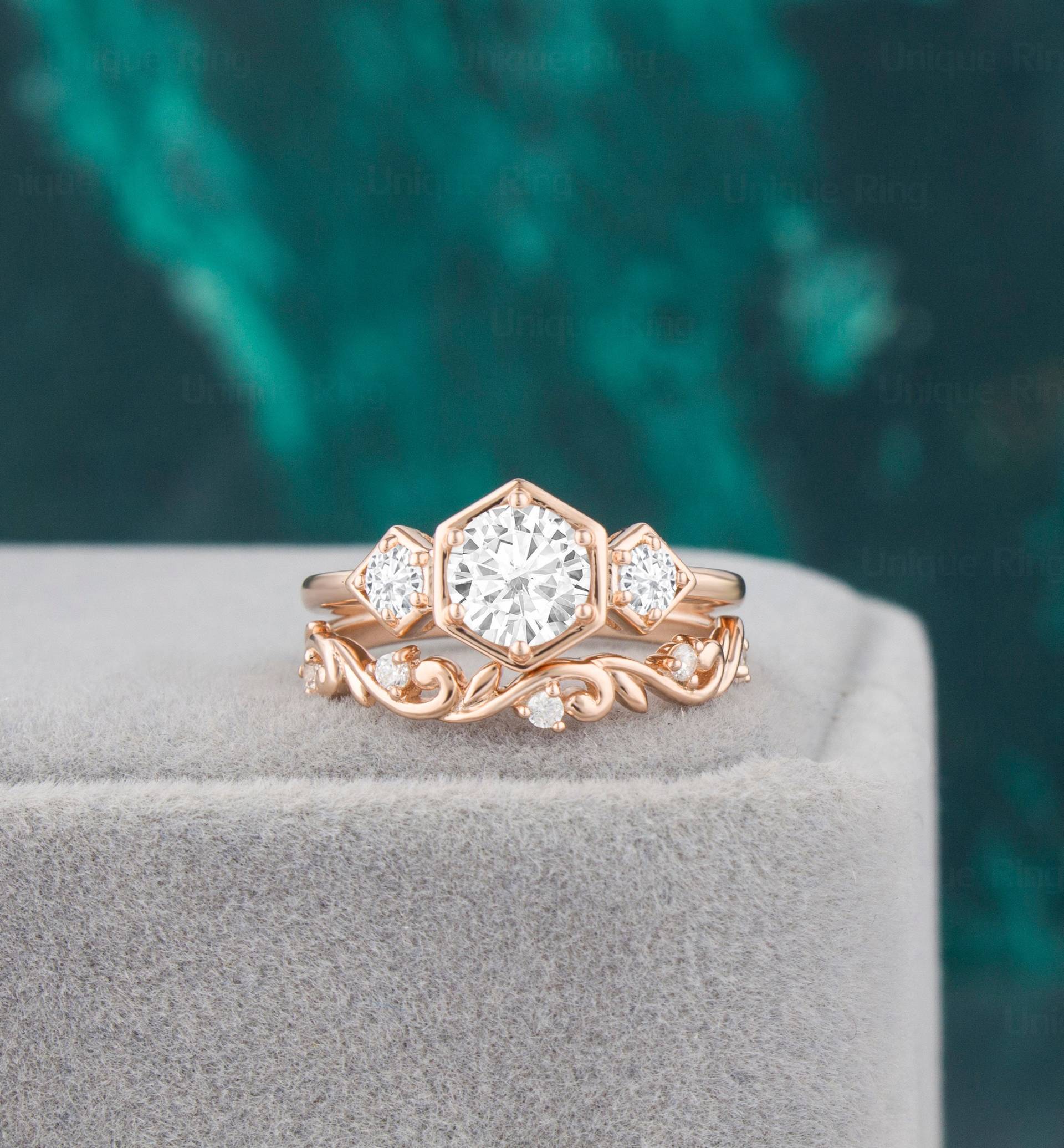 Hexagon Moissanite Verlobungsring Set, Drei Stein Ring, Vintage Ehering, Rose Gold Ring Blumen Jubiläum von UniqueRingStudio