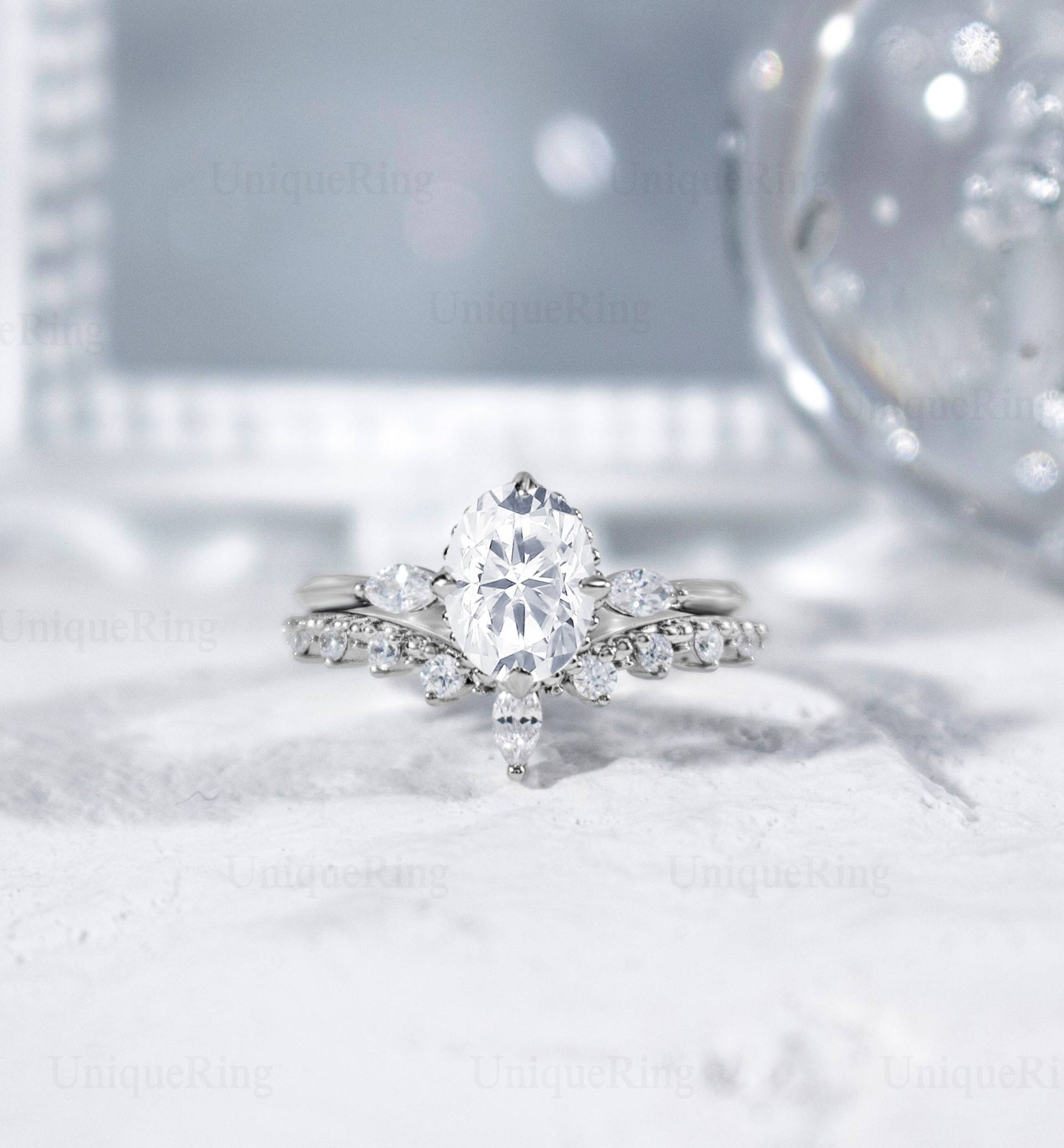 Moderner Moissanite Verlobungsring, Gebogener Ehering, Ovale Formmitte Brautring-Set, Einzigartiger Hochzeit Band Versprechensring von UniqueRingStudio