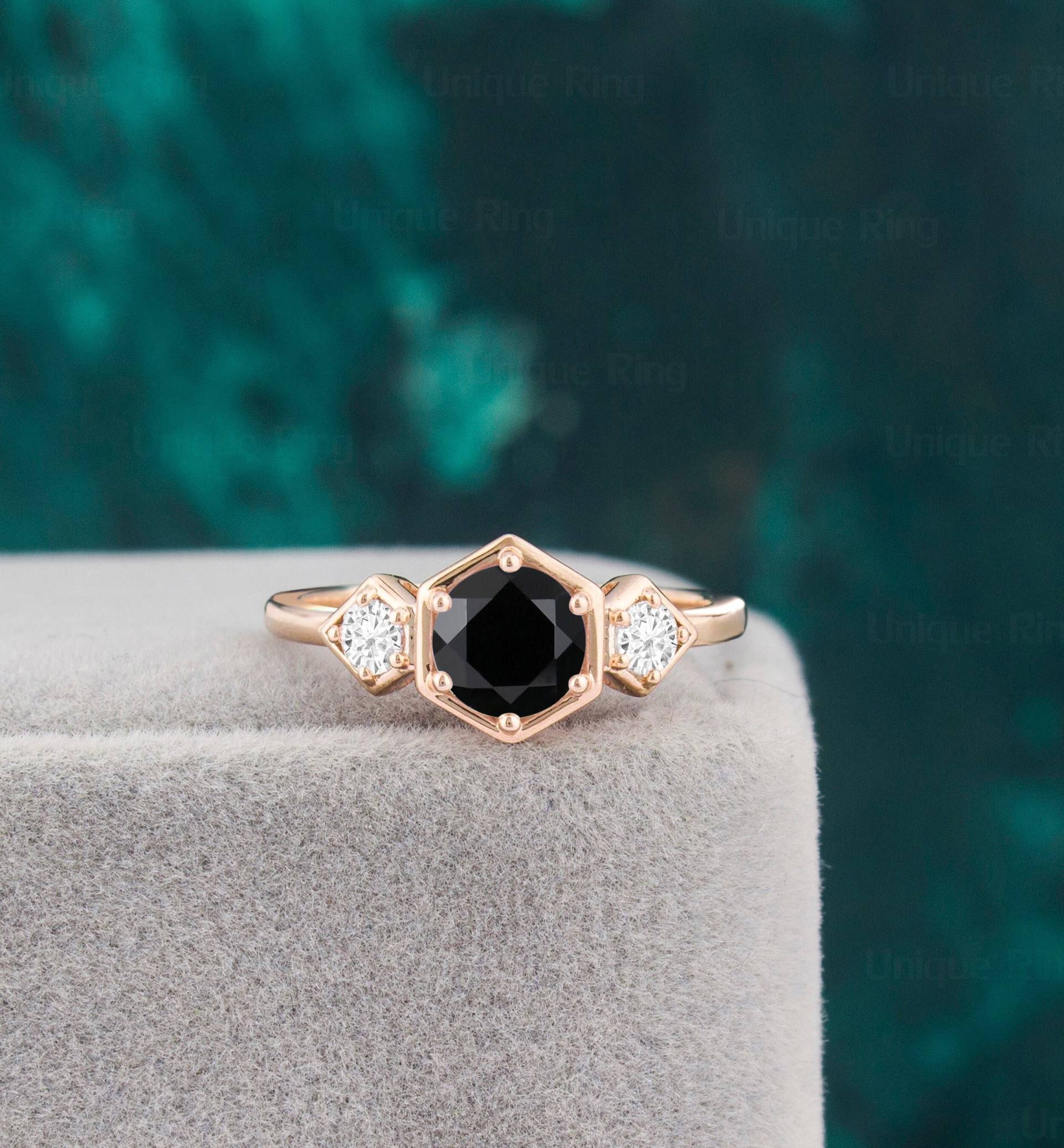 Schwarzer Onyx Verlobungsring - Sechskant Verlobungsring, Drei Stein Ring, Vintage Rotgold Ehering, Geschenk Für Sie von UniqueRingStudio