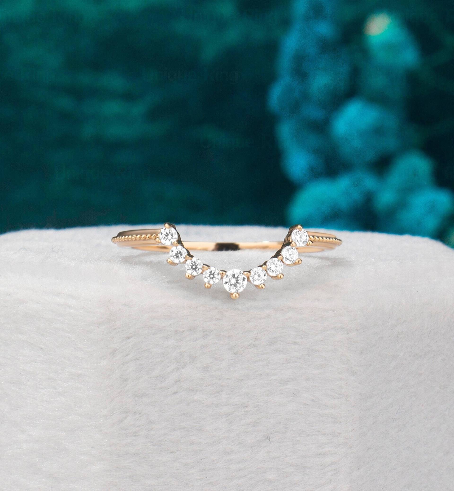 Vintage Tiara Moissanite Ring Band | Geschwungener Ehering von UniqueRingStudio