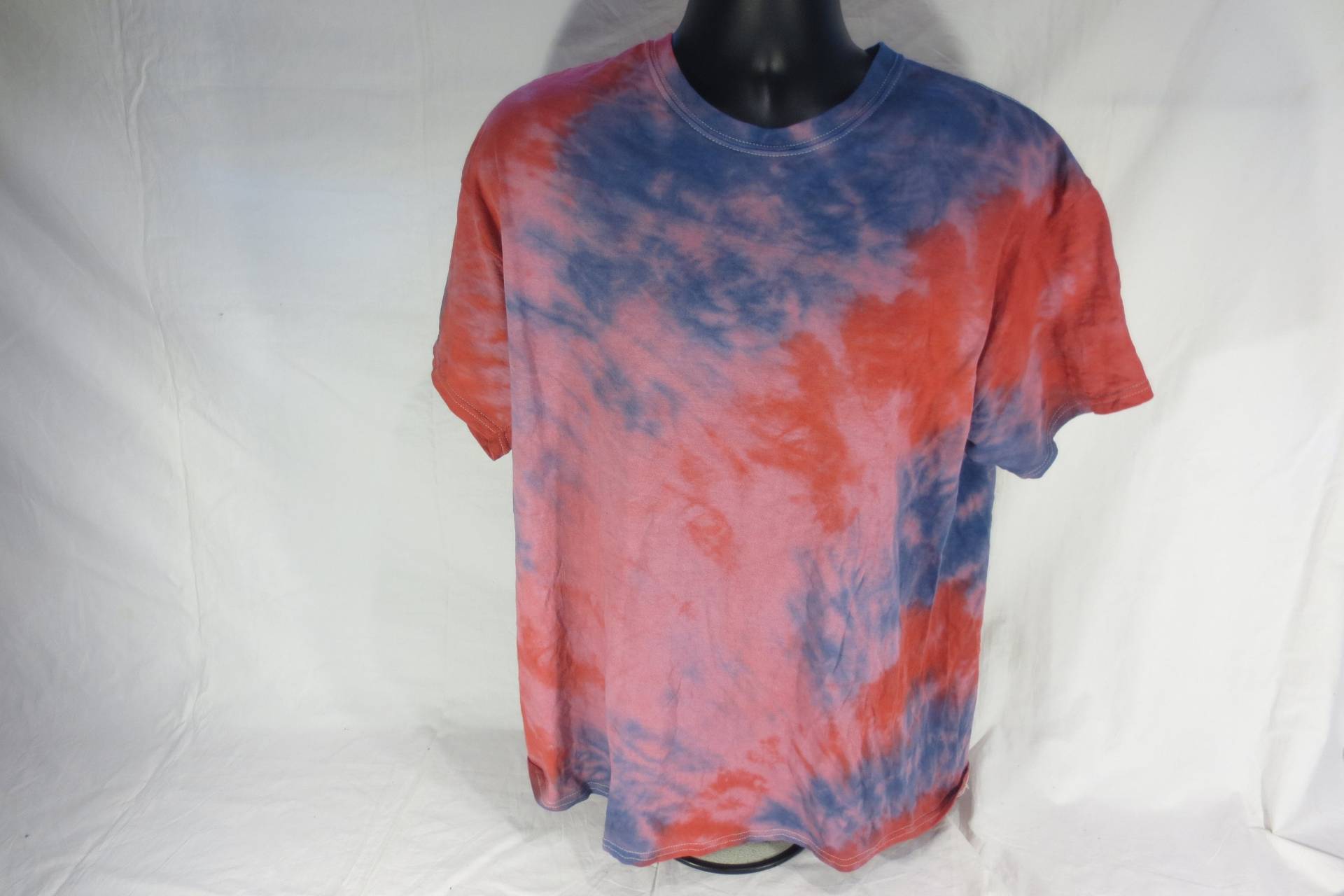 Gildan - Rot Und Blau Tie Dye T-Shirt Größen M, L, Xl & 2Xl von UniqueStylez801