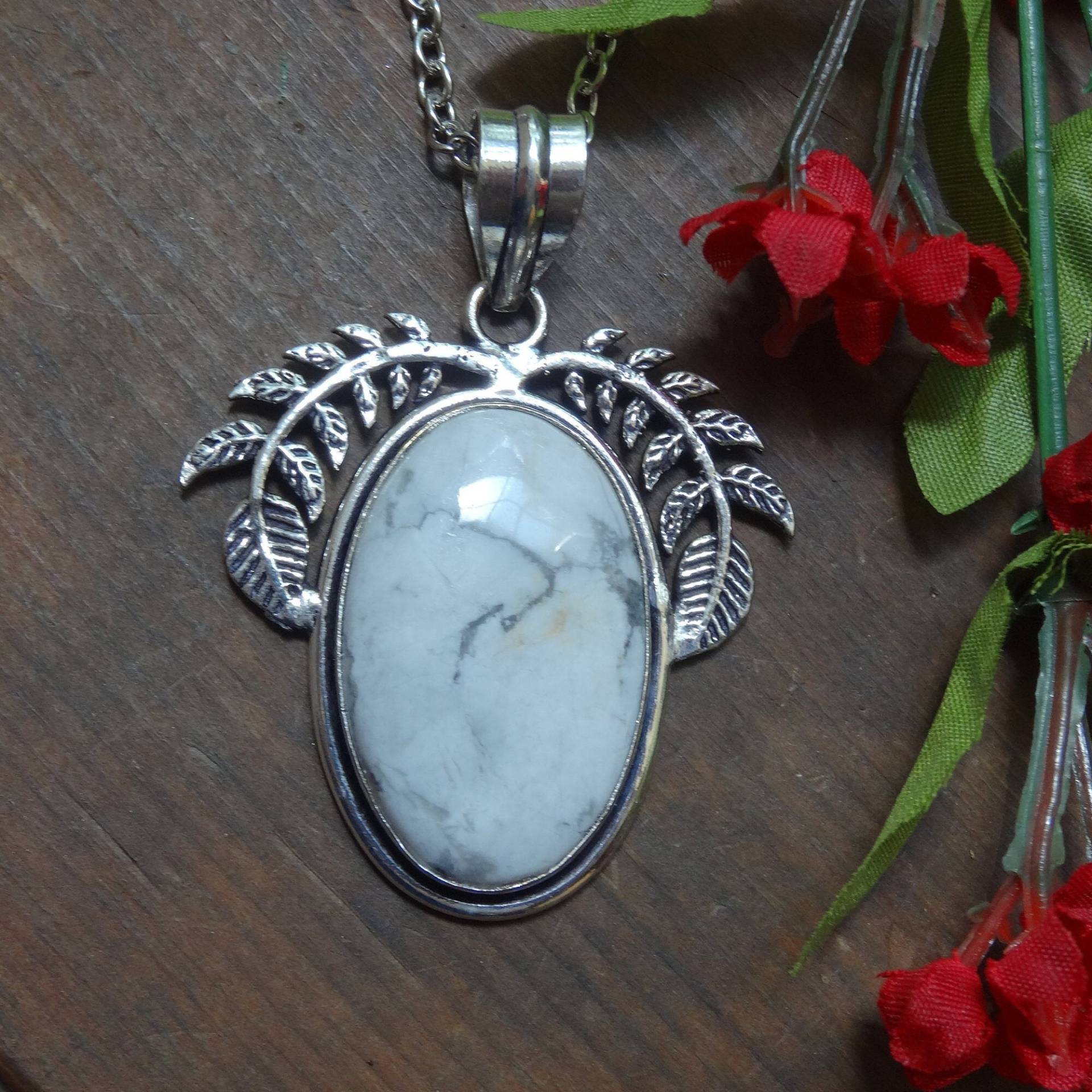 Handgemachte Sterling Silber Howlith Anhänger Halskette - Feather Vine von UniqueToMeDesign