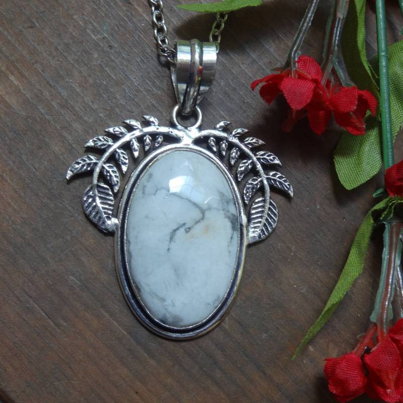 Handgemachte Sterling Silber Howlith Anhänger Halskette - Feather Vine von UniqueToMeDesign