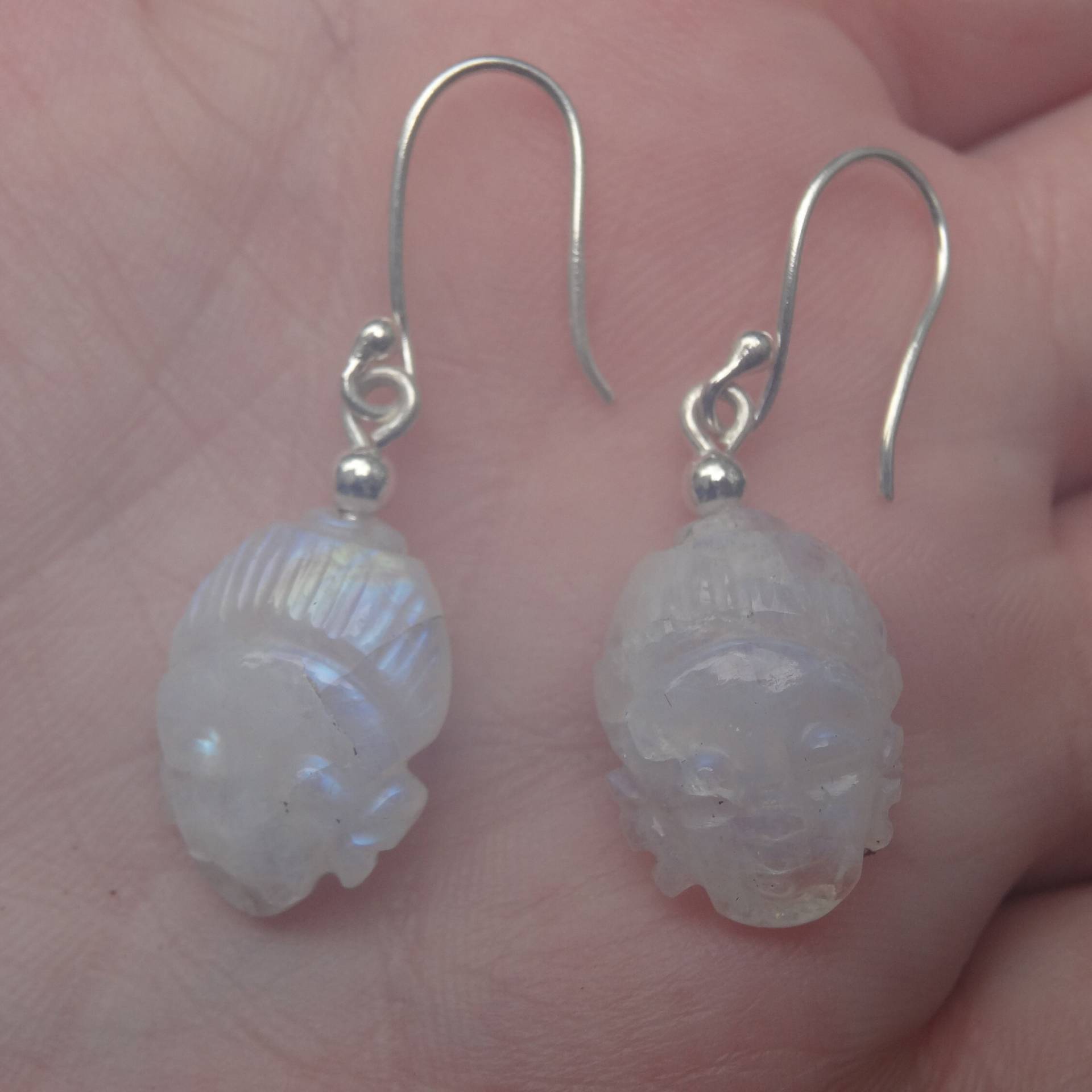 Handgemachte Sterling Silber Mondstein Ohrringe Mit Geschnitztem Buddha Gesicht von UniqueToMeDesign