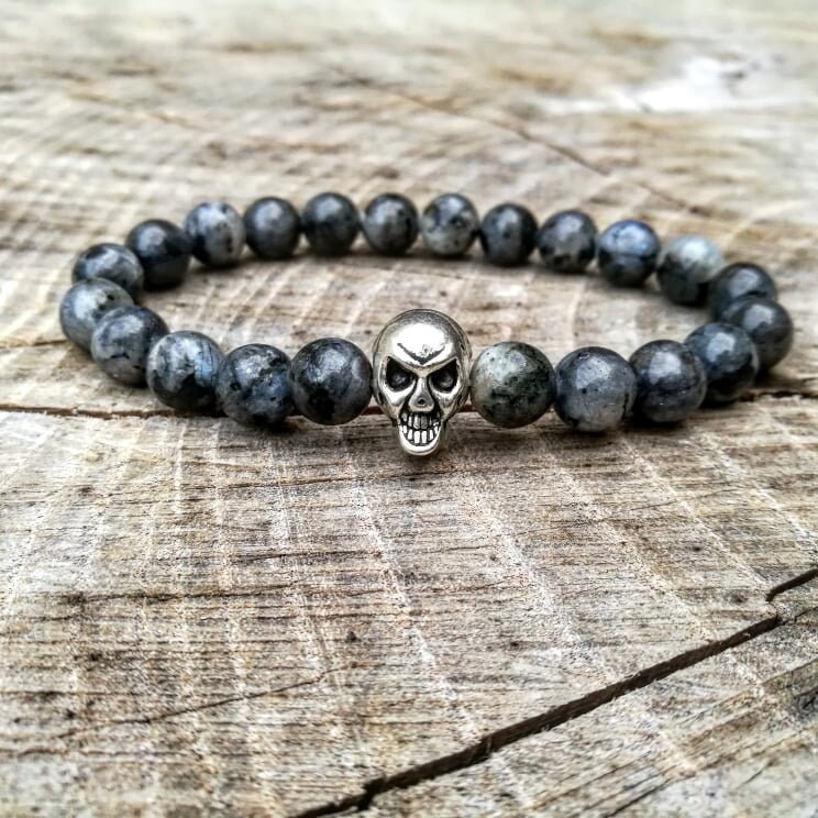 Graues Totenkopfarmband, Perlenarmband, Herrenarmband, Damenarmband, Gentleman-Armband, Totenkopfschmuck von UniqueWristCandy