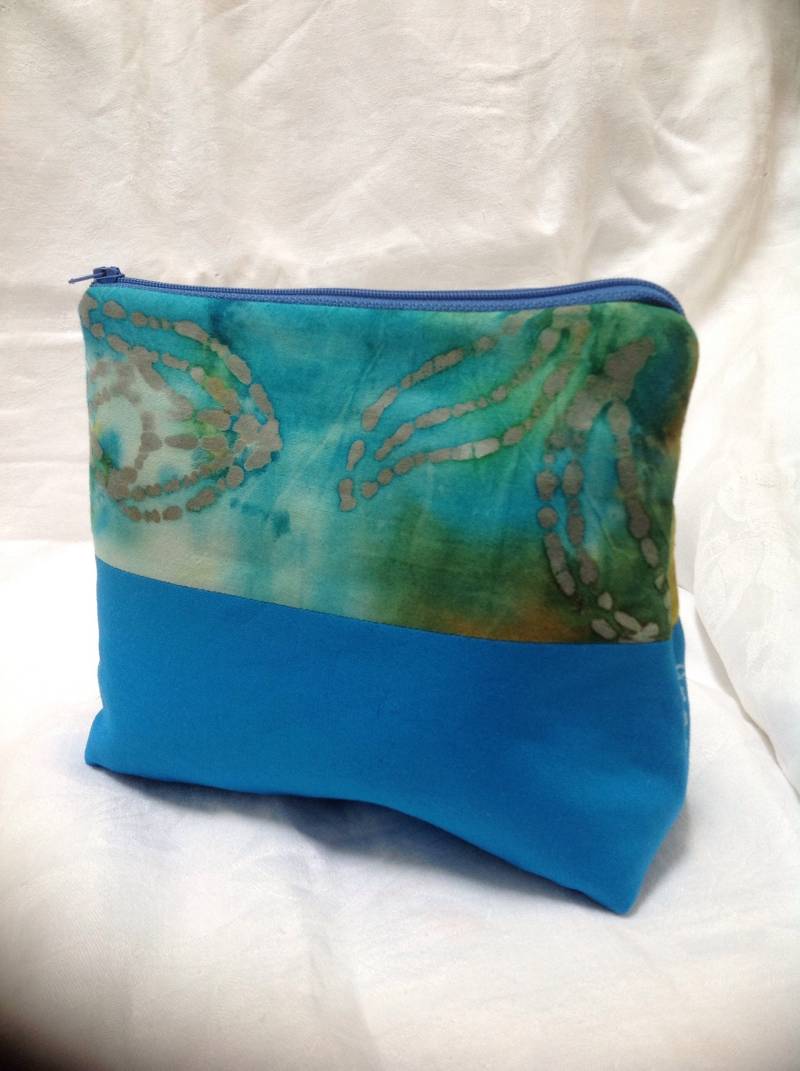 Mehrzweck-Handtasche Mit Batik-stoff, Der Wie Wasser Aussieht. Voll Gefüttert Reißverschluss Mehrzweck-Handtasche Mit Batik-stoff, Der Wie Wasser Aussieht. Voll Gefüttert Reißverschluss von UniqueartsByAnna