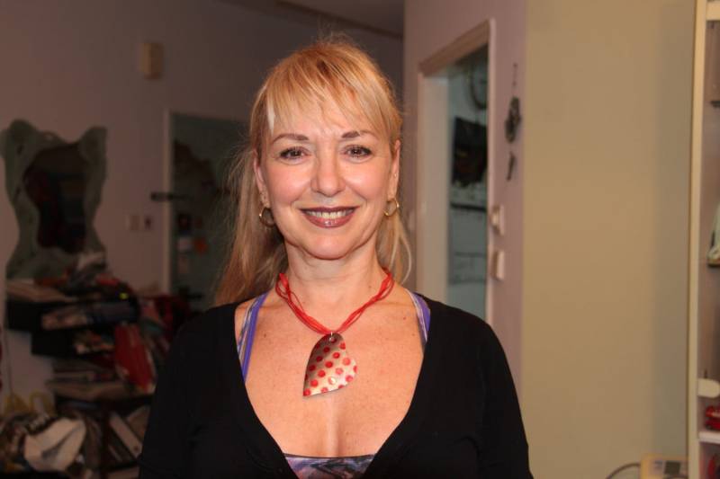 Halskette Geschenk Leder Herz Anhänger, Rote Tupfen, Boho Textilband Modern, Weich, Antiallergisch, Freigeistig, Hip, Bequem von UniquebyAgi