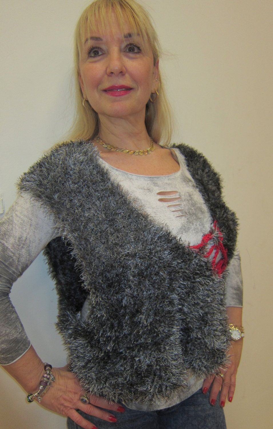 Pullover Top Luxuriöse Kunstpelz Weste Grautöne + Roter Akzent Handgestrickt. Poncho/Wrap Vegan Tierfreundlich Handknit von UniquebyAgi