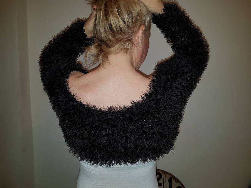 Shrug Luxuriöse Kunstfell Fasern Brautjungfer Schwarz Handgestrickt, Schal, Fell Wrap, Kragen, Abendschal, Formale Abend Wrap von UniquebyAgi