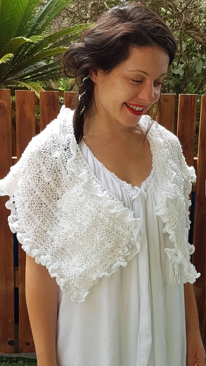 Wrap Shawl Schnee Puffs Hand Stricken Rüschen Stola Mantel Umhang Ooak Bridal Schneeweiß, Hochzeit Capelet, Vertuschung Kragen, Abend Schal von UniquebyAgi