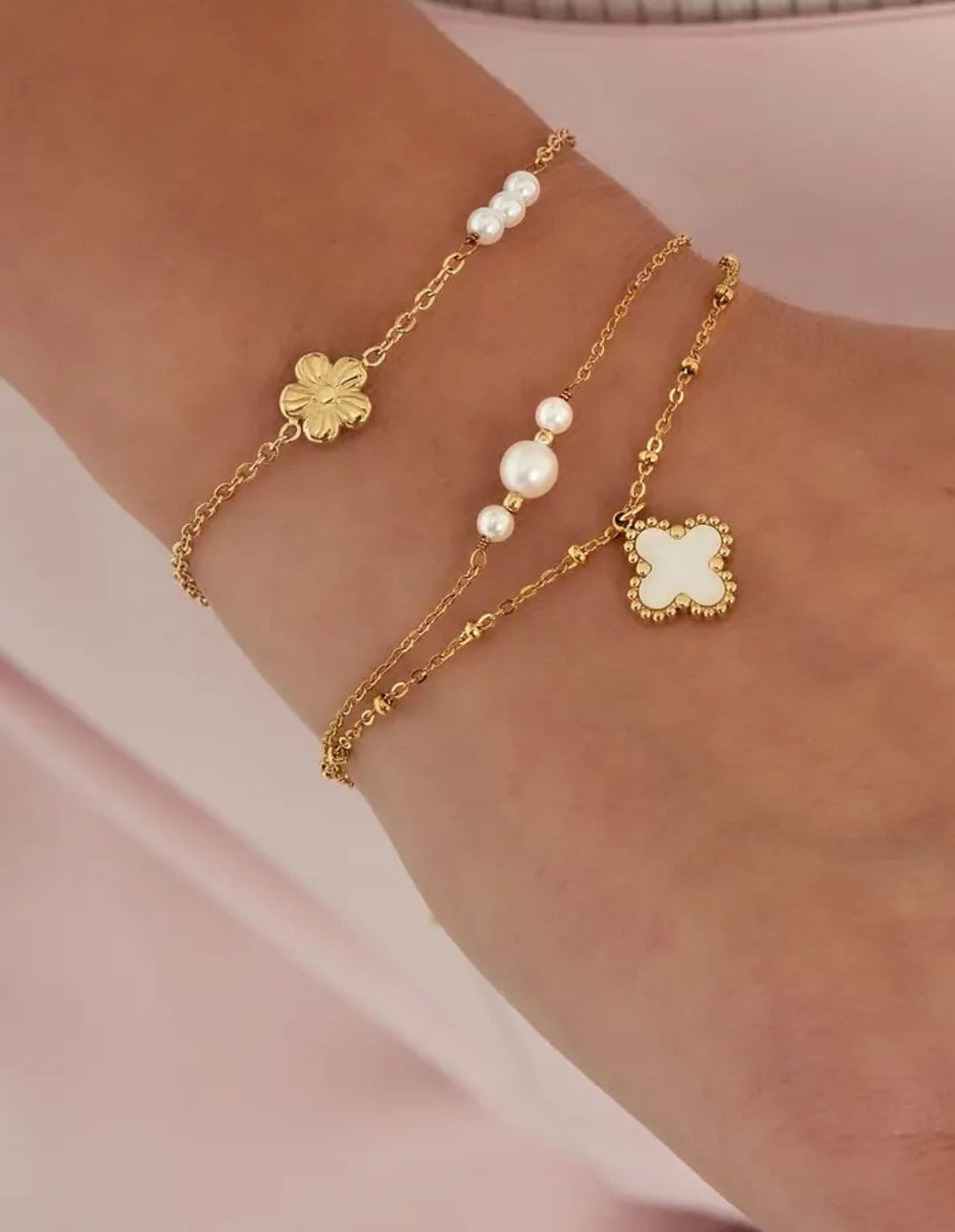 Doppeltes Armband Mit Perlen Und Kleeblatt-Anhänger - Gold Doppeltes Armband Mit Perlen Und Kleeblatt-Anhänger - Gold von UniquejewellryDesign