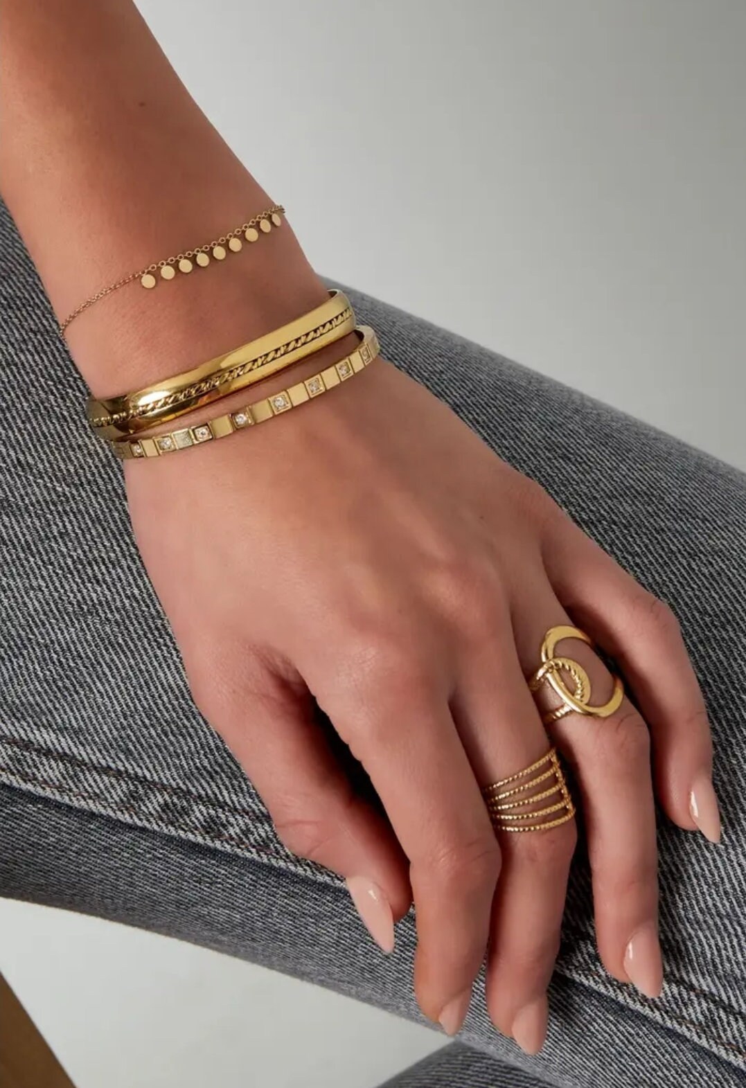 Schlichtes Armband Mit Runden Anhängern Schlichtes Armband Mit Runden Anhängern von UniquejewellryDesign