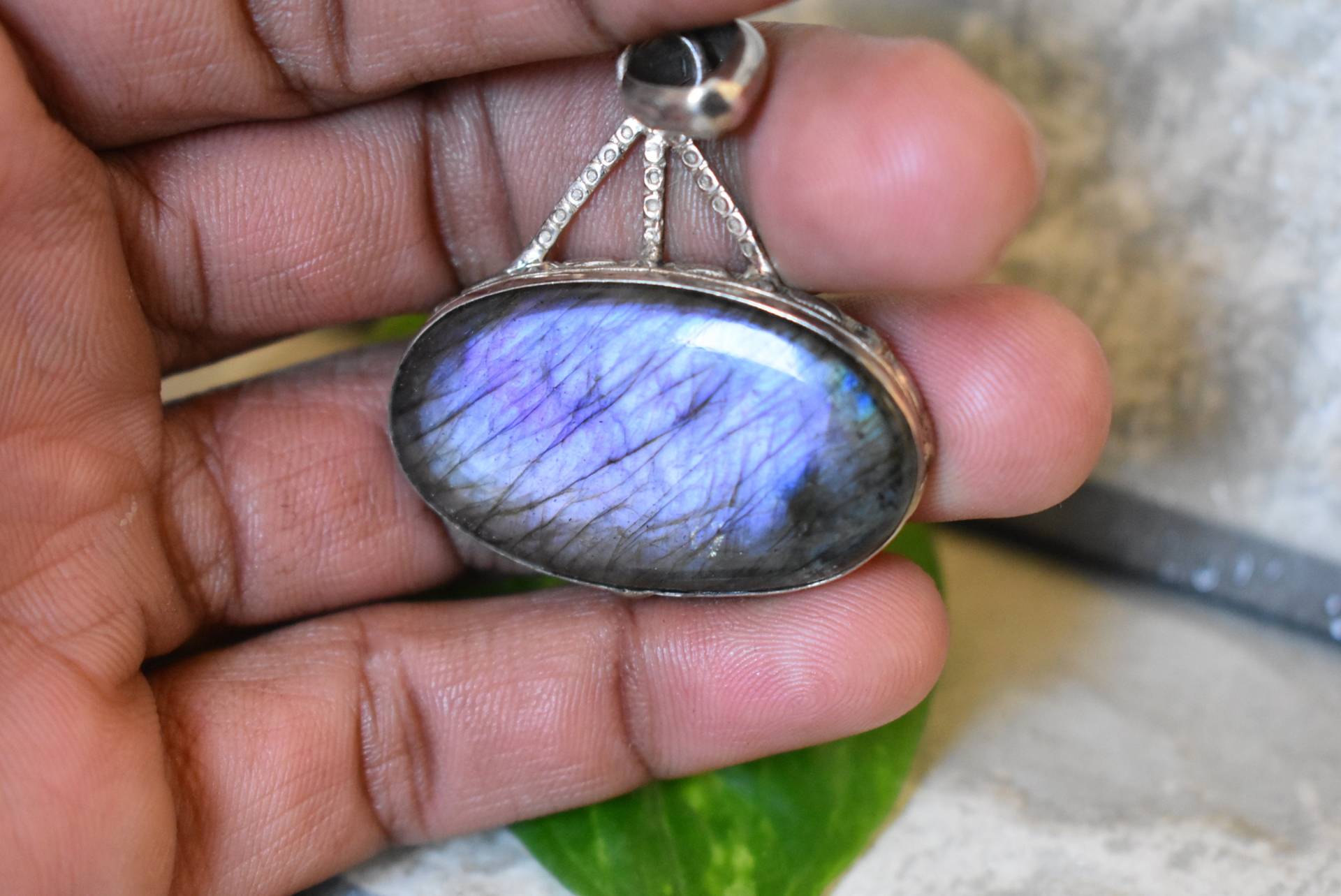 925Er Silber - Natürlicher Seltener Lila Labradorit Anhänger - Labradorit - Auffälliger Anhänger von UniquejewelryIndia