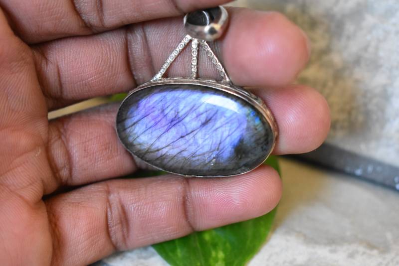 925Er Silber - Natürlicher Seltener Lila Labradorit Anhänger - Labradorit - Auffälliger Anhänger von UniquejewelryIndia