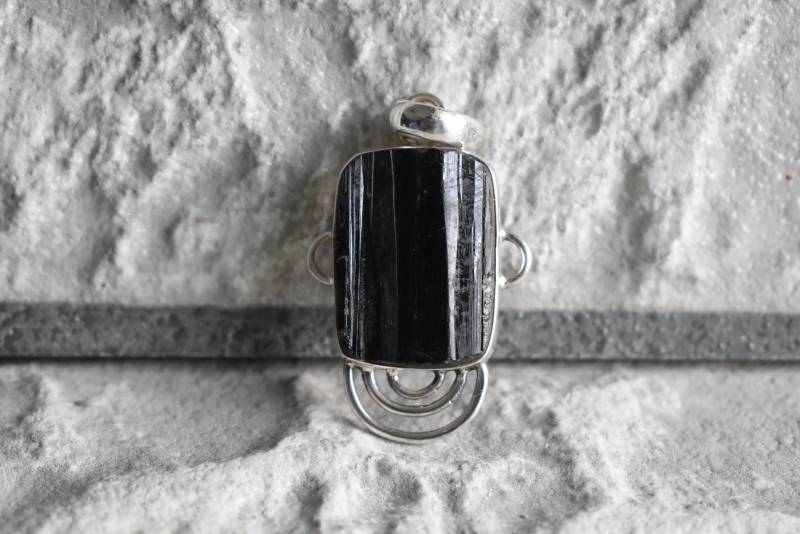 Anhänger Aus Natürlichem Schwarzem Turmalin, 925Er Silber, Rohem Schwarzen Turmalin von UniquejewelryIndia