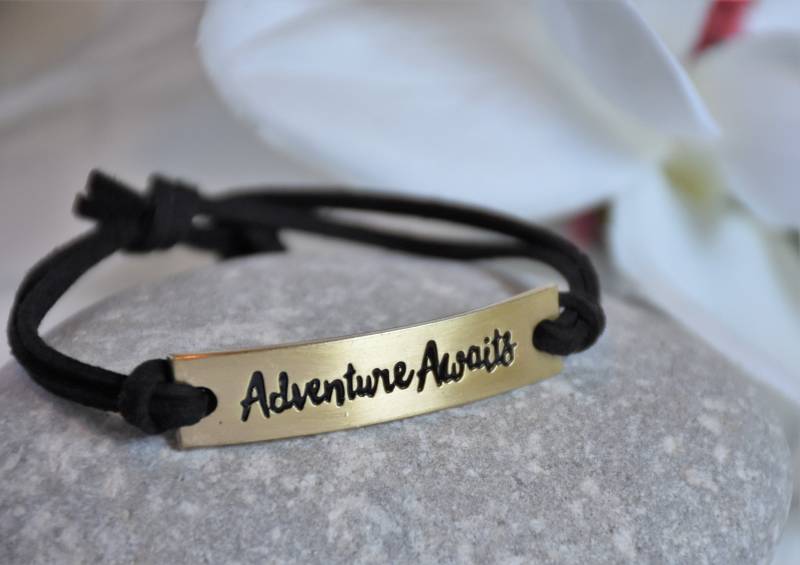 Abenteuer Erwartet Armband Gestempelt Gold Metal Anhänger, Wildlederimitat Abenteuer Erwartet Armband Gestempelt Gold Metal Anhänger, Wildlederimitat von UniquelyByD