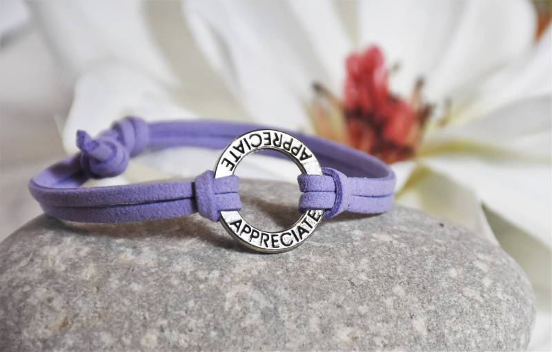 Apreciate Armband Inspirierender Gestempelter Metallanhänger, Wildlederimitat-Schnur Apreciate Armband Inspirierender Gestempelter Metallanhänger, Wildlederimitat-Schnur von UniquelyByD