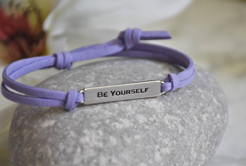 Be Yourself Armband Inspirierender Mantra Gestempelter Silberanhänger, Wildlederimitat-Kordel Be Yourself Armband Inspirierender Mantra Gestempelter Silberanhänger, Wildlederimitat-Kordel von UniquelyByD