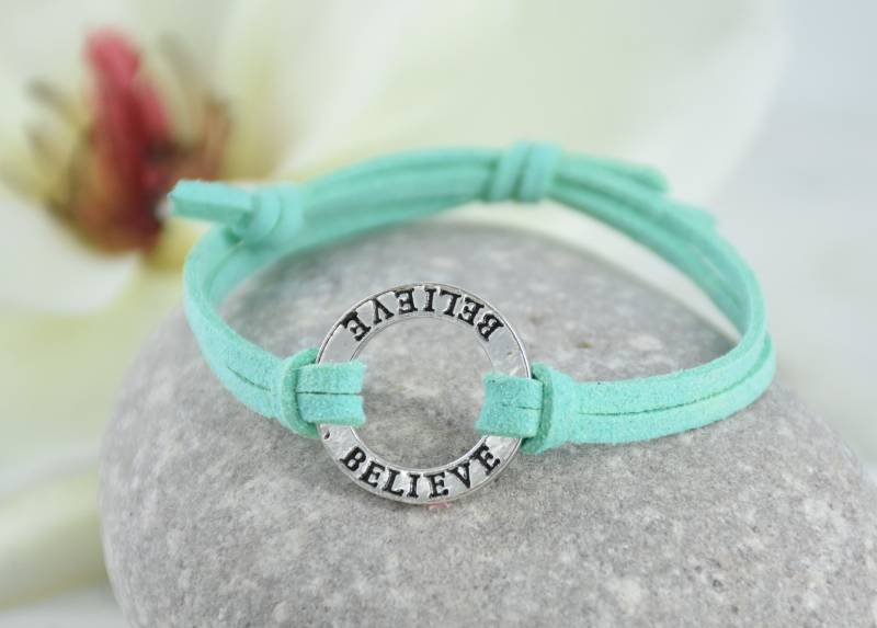 Believe Armband - Gestanzte Metall Inspirational Mantra Nachricht, Verstellbare Schnur Believe Armband - Gestanzte Metall Inspirational Mantra Nachricht, Verstellbare Schnur von UniquelyByD