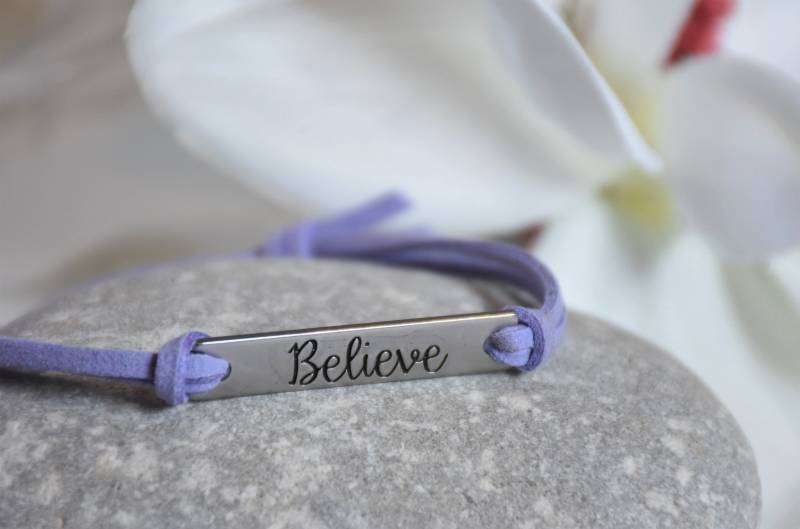 Believe Bracelet - Gestempeltes Metall Inspirational Message Armband, Verstellbare Kordel Believe Bracelet - Gestempeltes Metall Inspirational Message Armband, Verstellbare Kordel von UniquelyByD