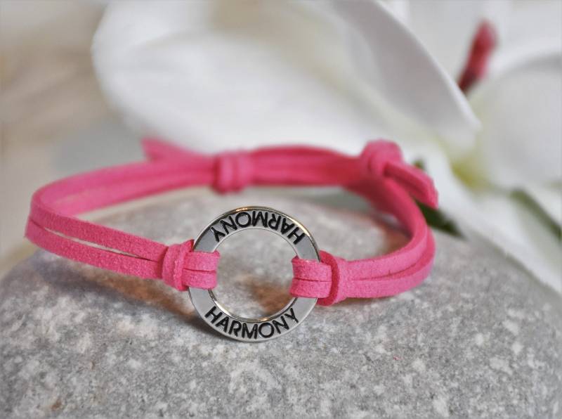 Harmony Armband Gestempelter Inspirational Word Anhänger, Verstellbare Kunstlederkordel Harmony Armband Gestempelter Inspirational Word Anhänger, Verstellbare Kunstlederkordel von UniquelyByD