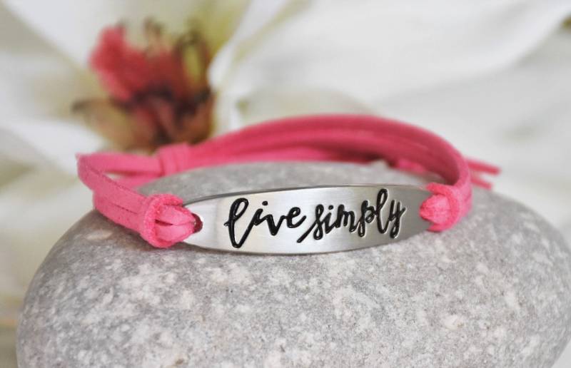 Live Simply Kordelarmband Inspirierender Gestempelter Metallanhänger Live Simply Kordelarmband Inspirierender Gestempelter Metallanhänger von UniquelyByD