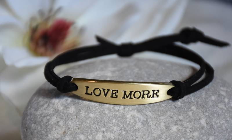 Love More Gestempeltes Armband Goldener Metallanhänger, Verstellbare Wildlederimitat-Schnur Love More Gestempeltes Armband Goldener Metallanhänger, Verstellbare Wildlederimitat-Schnur von UniquelyByD