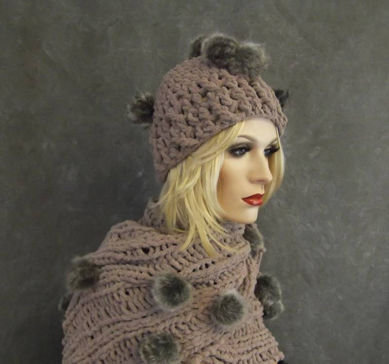 Handgestrickter Chenille Schal Und Häkelmütze Im Set Zobelbrauner Pelzschal von UniquelyEwe