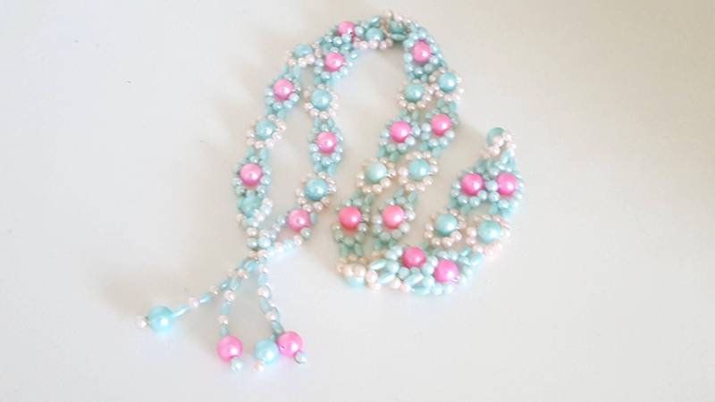 1920 Retro Art Deco Flapper Halskette, Vintage Lange Perlen Quaste Seil, Boho Pastell Rosa Blau Faux Perle Lariat, Charleston Modeschmuck von UniquelyWiredBeads