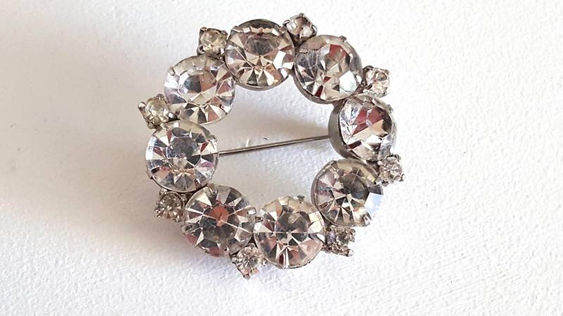 1960 Vintage Klar Strass Kranz Brosche, Festliche Saisonale Urlaub Modeschmuck, Handtasche Tasche Kleidung Accessoire, Mantel Jacke Blazer von UniquelyWiredBeads