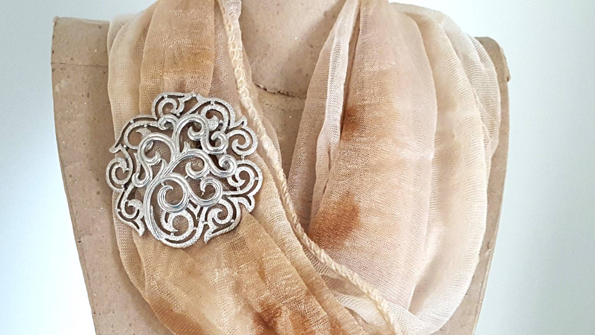 Crown Trfari, Designer Vintage Signiert, Abstrakte Blumenbrosche, Texturierte Flowerette, Gebürsteter Silberton, Wirbeliges Design, Spiralkuppel von UniquelyWiredBeads