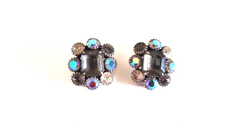 Designer Signiert Weiss Vintage Ohrclips, Anthrazit Ab Strass, Hochzeit Brautschmuck, Kostümzubehör von UniquelyWiredBeads