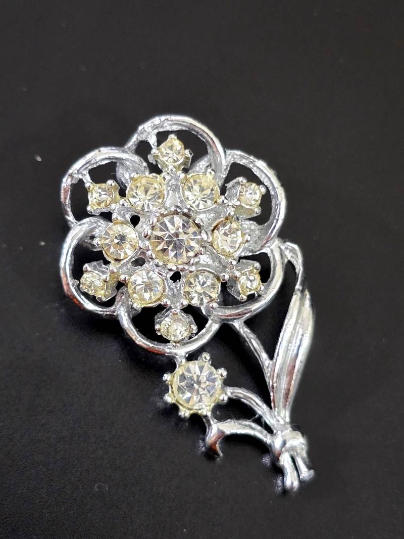 Dimensional Strass Blumen Brosche, 3D Pin, Frühling Sommer Accessoire, Klare Glaskristalle, Abgestufte Schichtsteine, Garden Club Geschenk von UniquelyWiredBeads