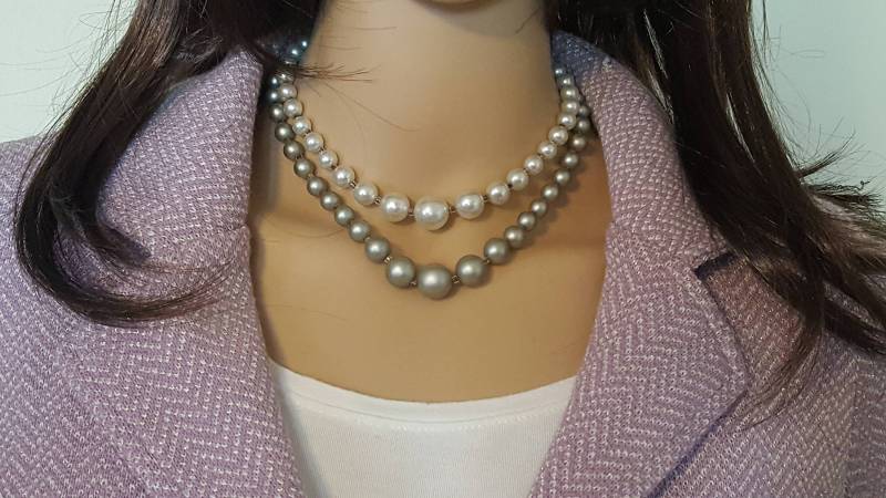 Signierte Japan Vintage Multistrand Graduierte Kunstperlen - Perlenkette -Olivgrün Und Elfenbein Perlen Halskette-Kostümschmuck von UniquelyWiredBeads