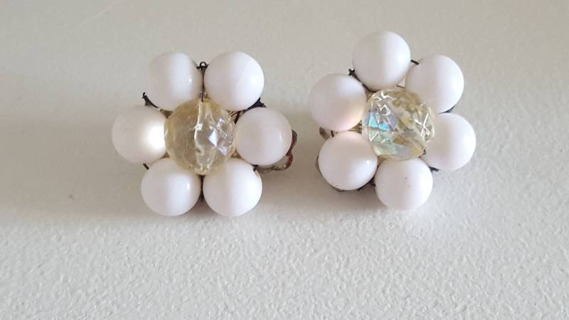 Signierte Japan White Cluster Blumen Ohrclips - Vintage Silber Ohrringe 1950 Perlen von UniquelyWiredBeads