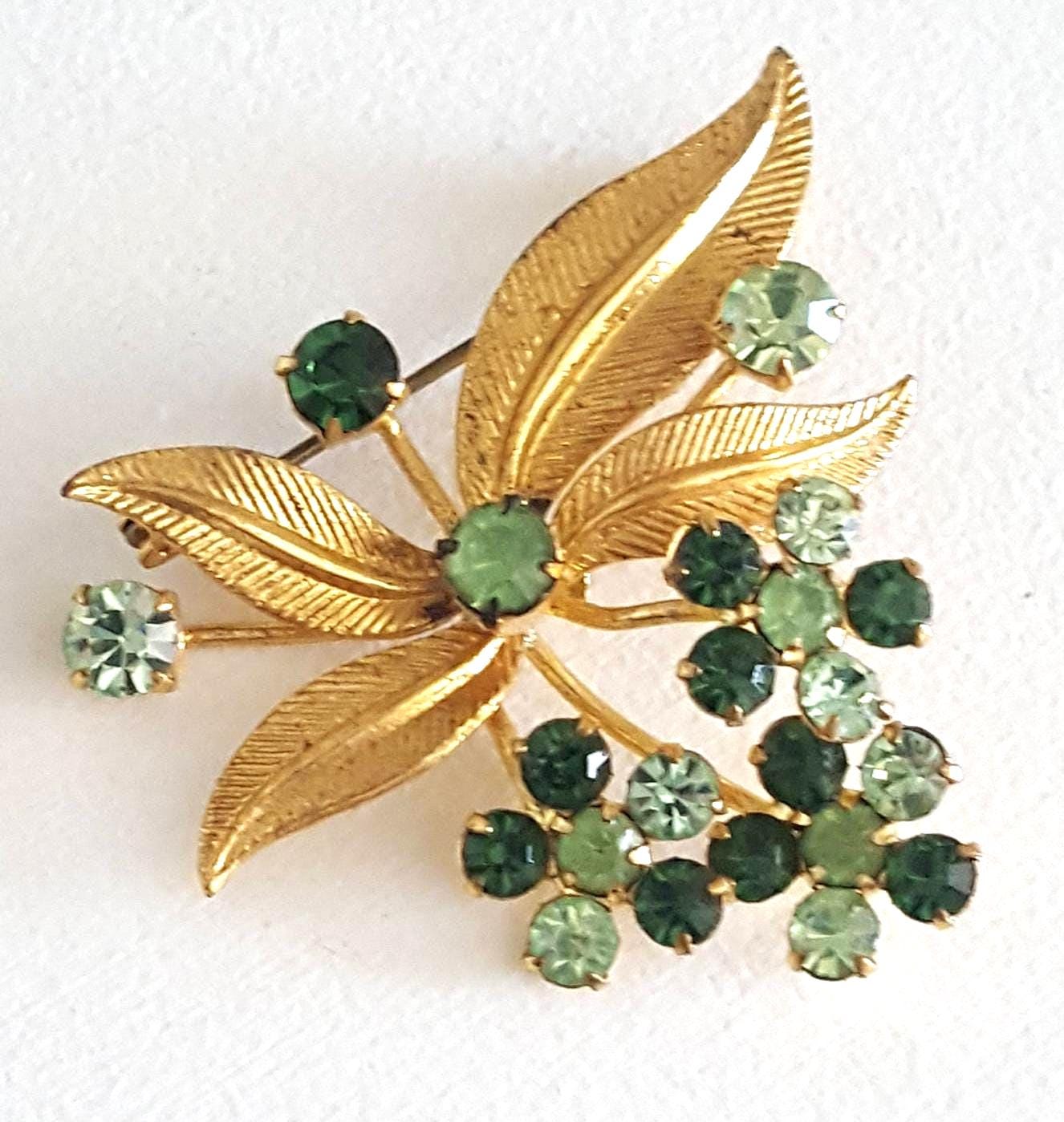 Signierte Österreich Vintage Blumen Strass Brosche, Grünes Glas Bouquet Pin, Antike Mode Modeschmuck, Schöner Verschönerung Akzent von UniquelyWiredBeads