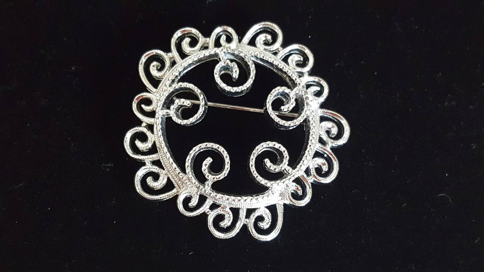 Signierte Sarah Coventry 1971 Silbriger Nebel Brosche, Silberfarbene Durchbrochene Schriftrolle Anstecknadel, Filigrane Spiralen Schal Jacke Kragen von UniquelyWiredBeads