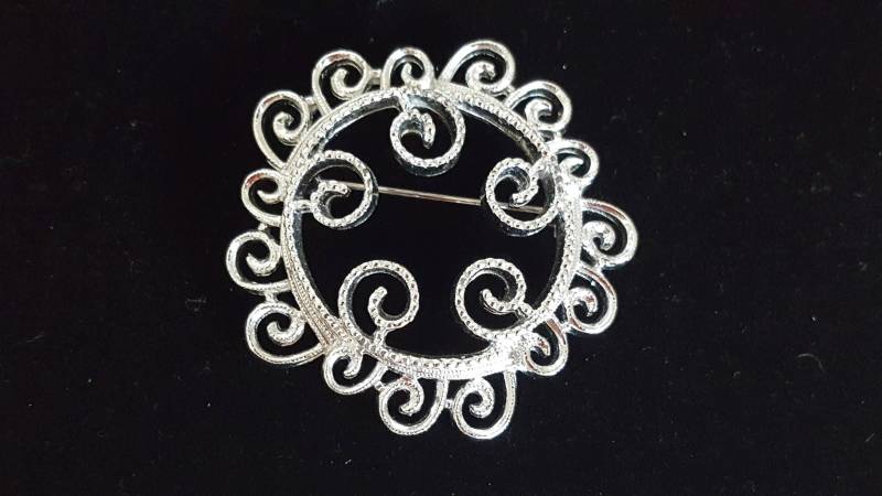 Signierte Sarah Coventry 1971 Silbriger Nebel Brosche, Silberfarbene Durchbrochene Schriftrolle Anstecknadel, Filigrane Spiralen Schal Jacke Kragen von UniquelyWiredBeads