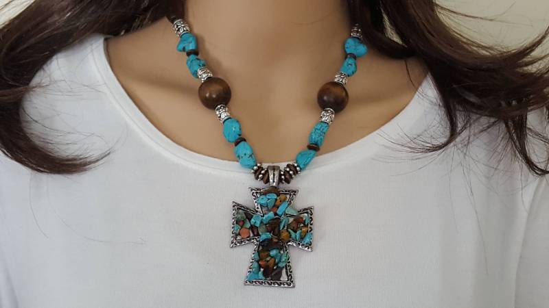 Türkis Kreuz Halskette, Holz Perlen Rustikale Anhänger Western Schmuck, Spiritueller Schmuck von UniquelyWiredBeads