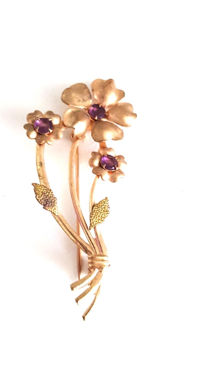 Vintage 1960Er Jahre Gold Ton Blumenstrauß Brosche, Lila Glas Floral Strass Pin, Frühling Sommer Garten Accessoire, Modeschmuck von UniquelyWiredBeads