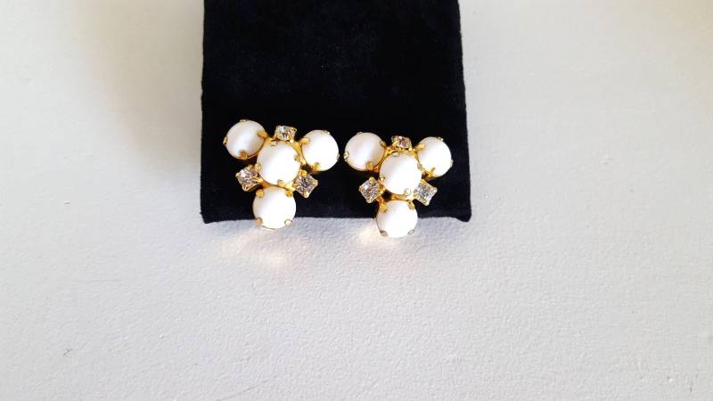 Vintage 1970 Weiße Ohrclips Gold Ton Milchglas Klare Strass Hochzeitstag Brautschmuck Modeschmuck von UniquelyWiredBeads