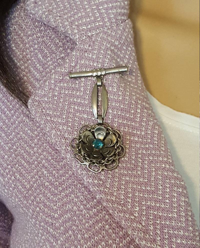 Vintage Antik Silber Strass Blume Brosche Gemeißelt 3D Metall Pin Hängen Tropfen Baumeln Zubehör 1960 Modeschmuck Blazer Mantel von UniquelyWiredBeads