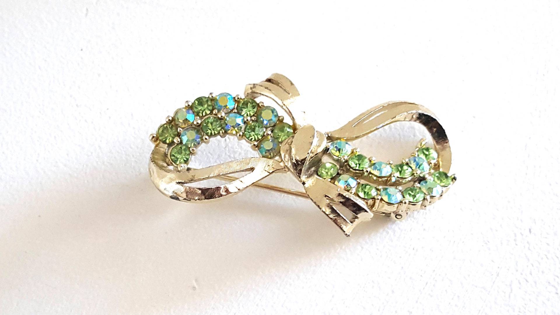 Vintage Aurora Borealis Strass Brosche, 1960's Antique Green Ab Akzent Band Schleife Pin, Nachlass Flohmarkt Verkauf, Großmutter Erbstück Tradition von UniquelyWiredBeads