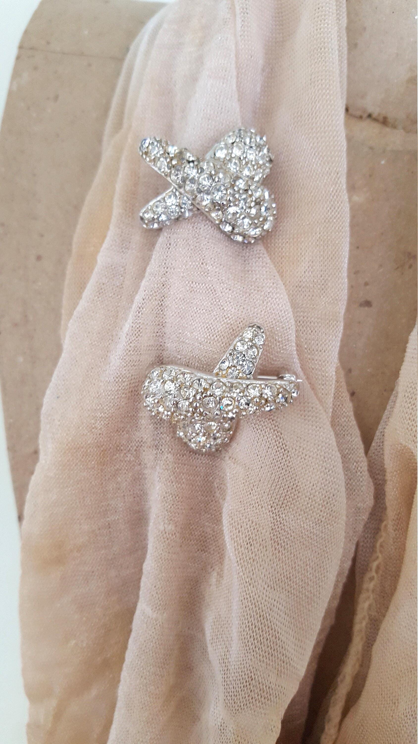 Vintage Criss Cross X Broschen, Klare Strass Umarmungen Küsse, Kragen Anstecknadeln, Dekorative Scatter Pins, Antikes Kleid Anzug Kleidungsstück von UniquelyWiredBeads